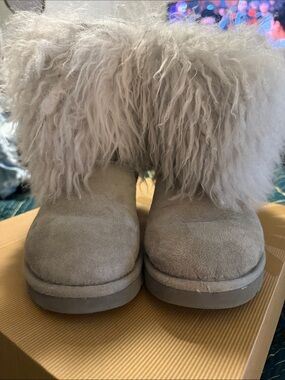 UGG Women's Sheepskin Fur Cuff Ankle Boots in Light Gray